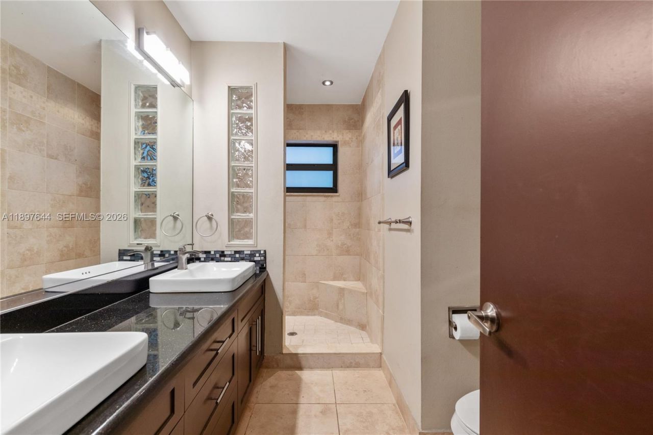 8111 SW 183rd St, Palmetto Bay, FL 33157 Photo