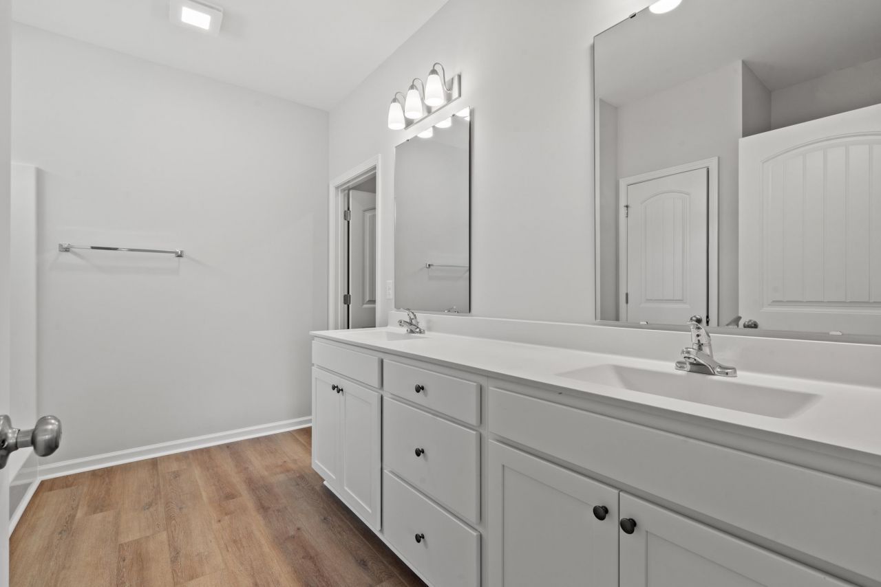 609 Bay St. Photo 12