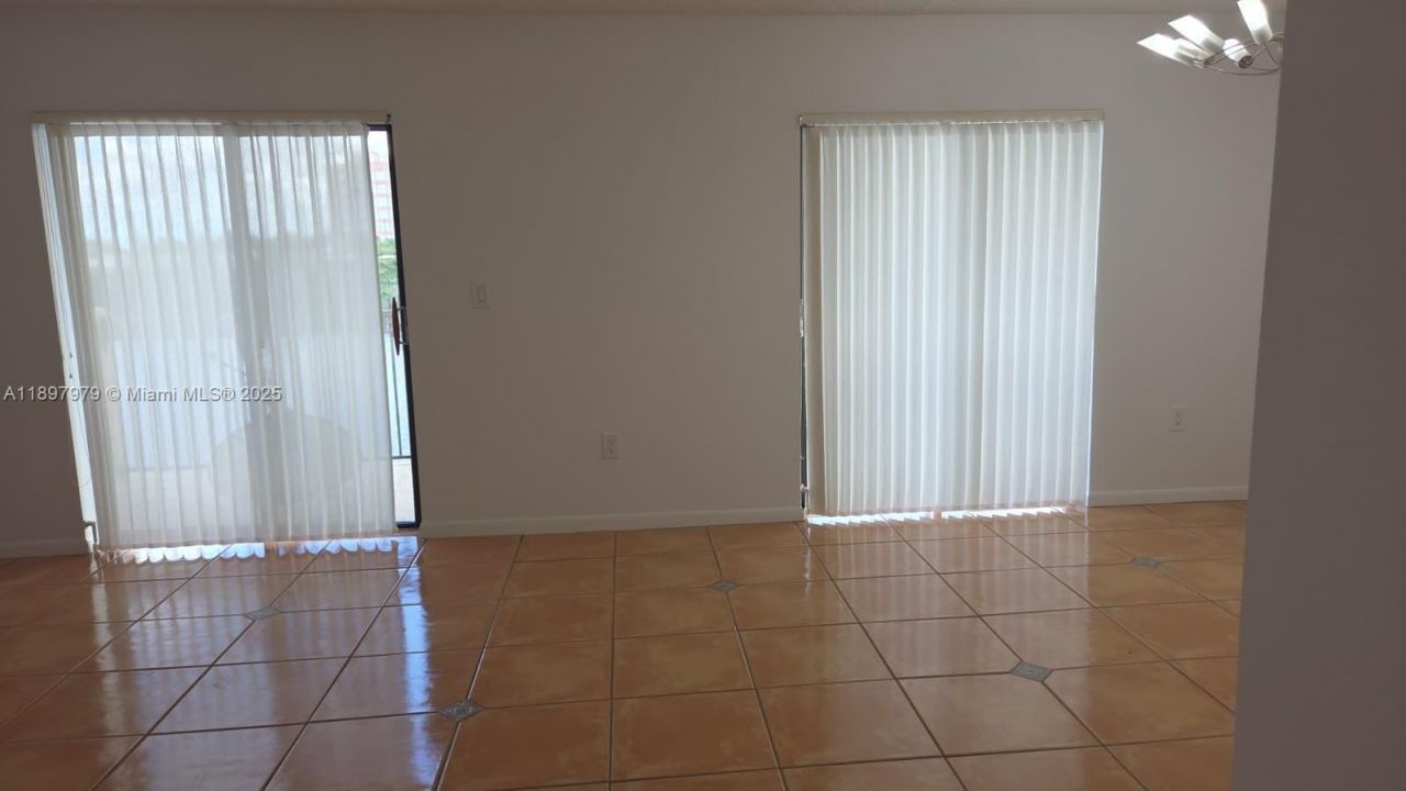 5249 NW 7th St, Unit 418, Miami, FL 33126 Photo