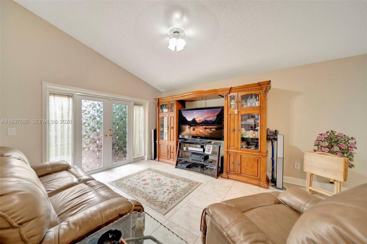 1653 SW 158th Ter, Pembroke Pines, FL 33027 Photo