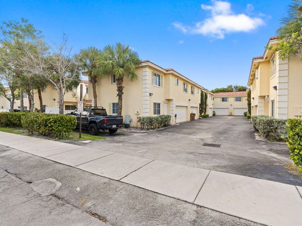 176 SE 2nd Street SE, Deerfield Beach, FL 33441