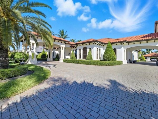 10181 NW 131st St, Hialeah Gardens, FL 33018