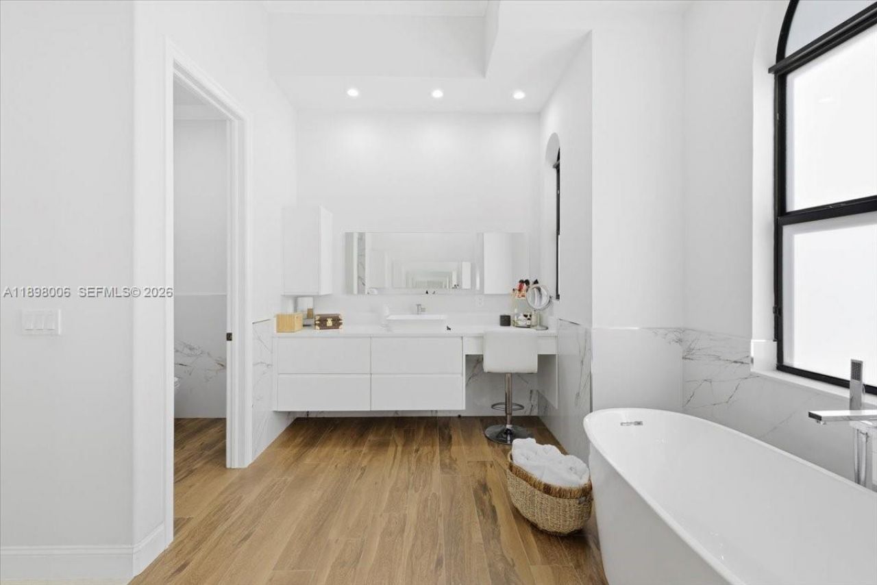 10181 NW 131st St, Hialeah Gardens, FL 33018 Photo