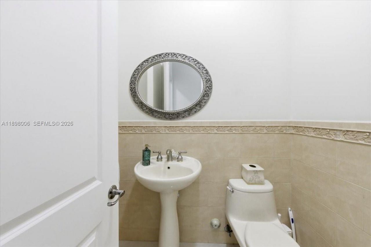 10181 NW 131st St, Hialeah Gardens, FL 33018 Photo