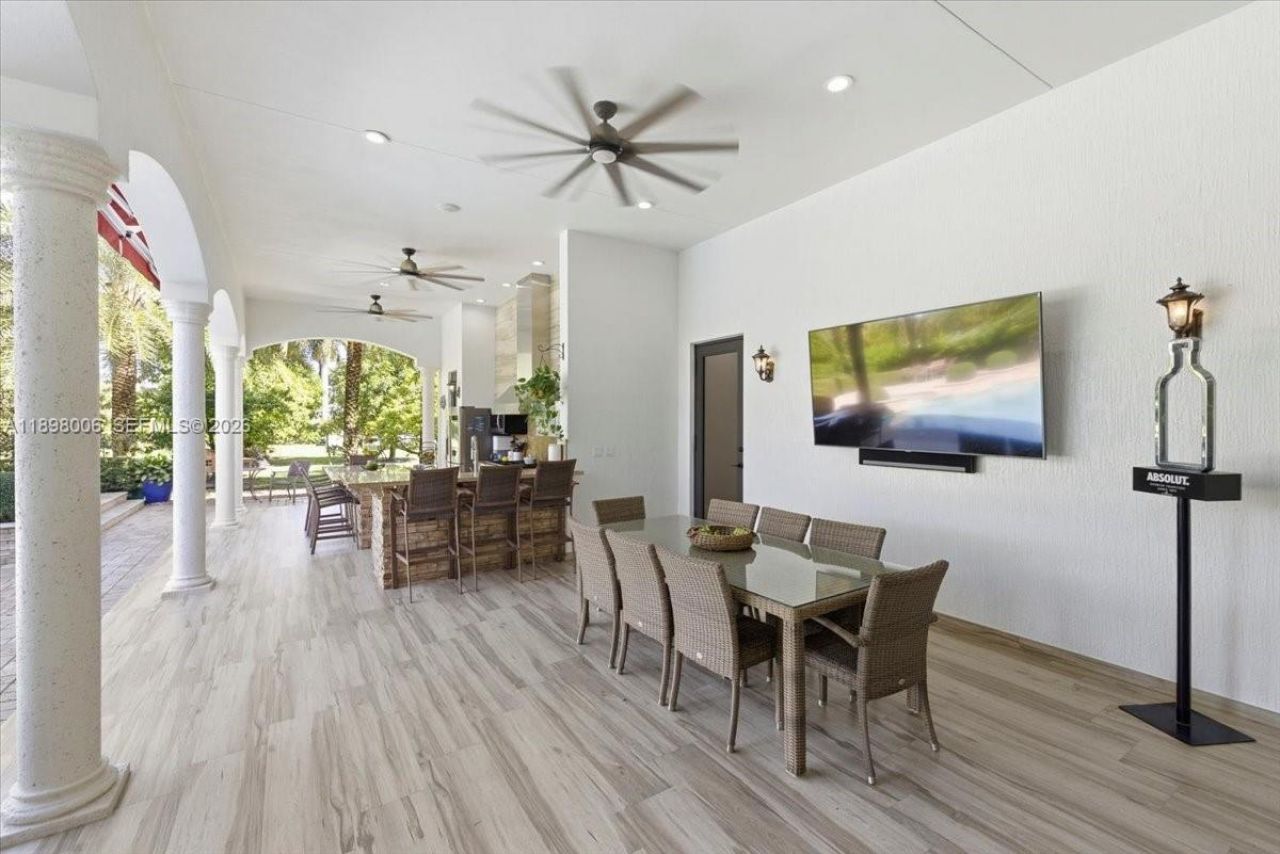 10181 NW 131st St, Hialeah Gardens, FL 33018 Photo