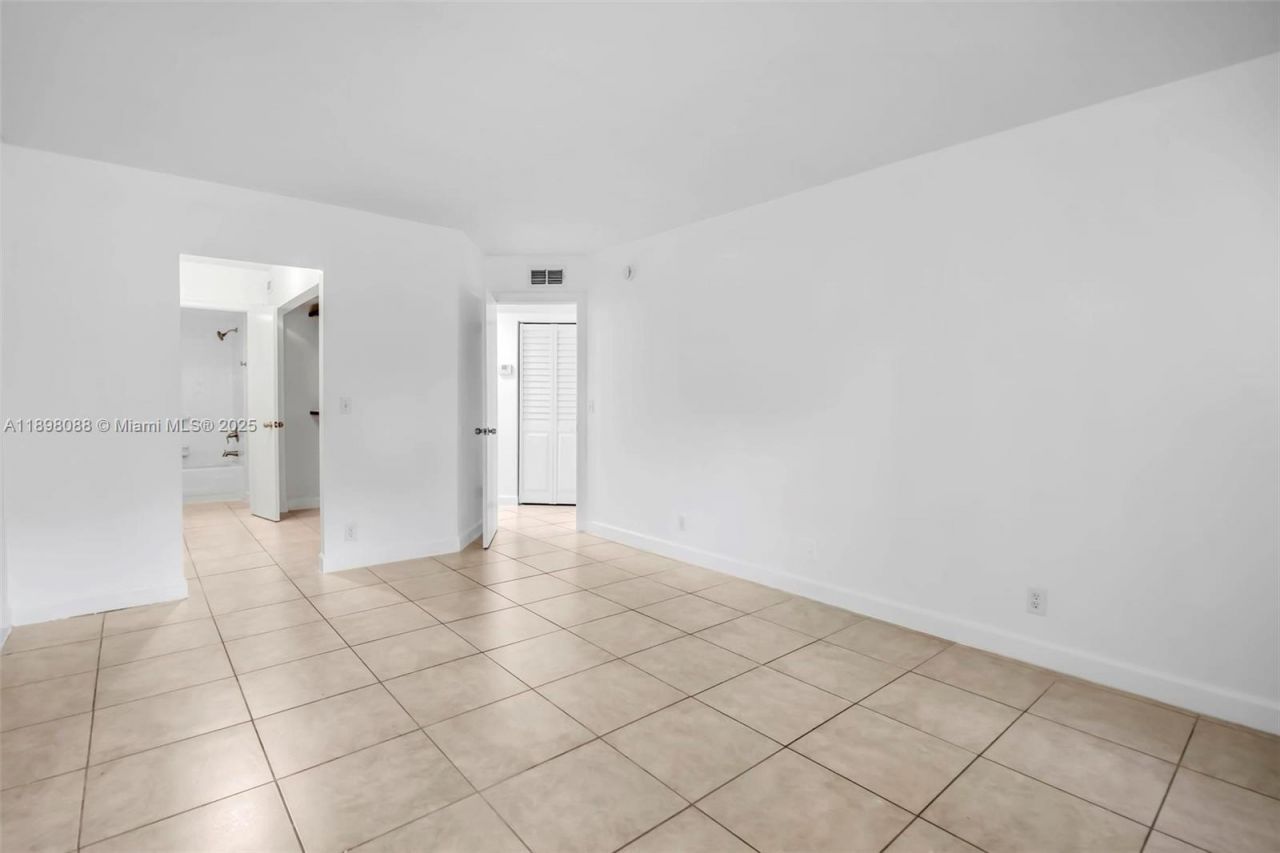 8002 Lagos De Campo Blvd, Unit B-101, Tamarac, FL 33321 Photo