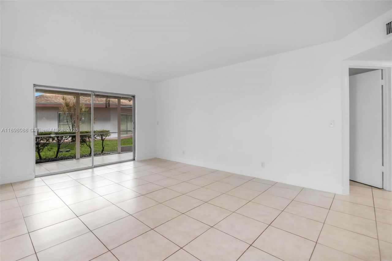 8002 Lagos De Campo Blvd, Unit B-101, Tamarac, FL 33321 Photo