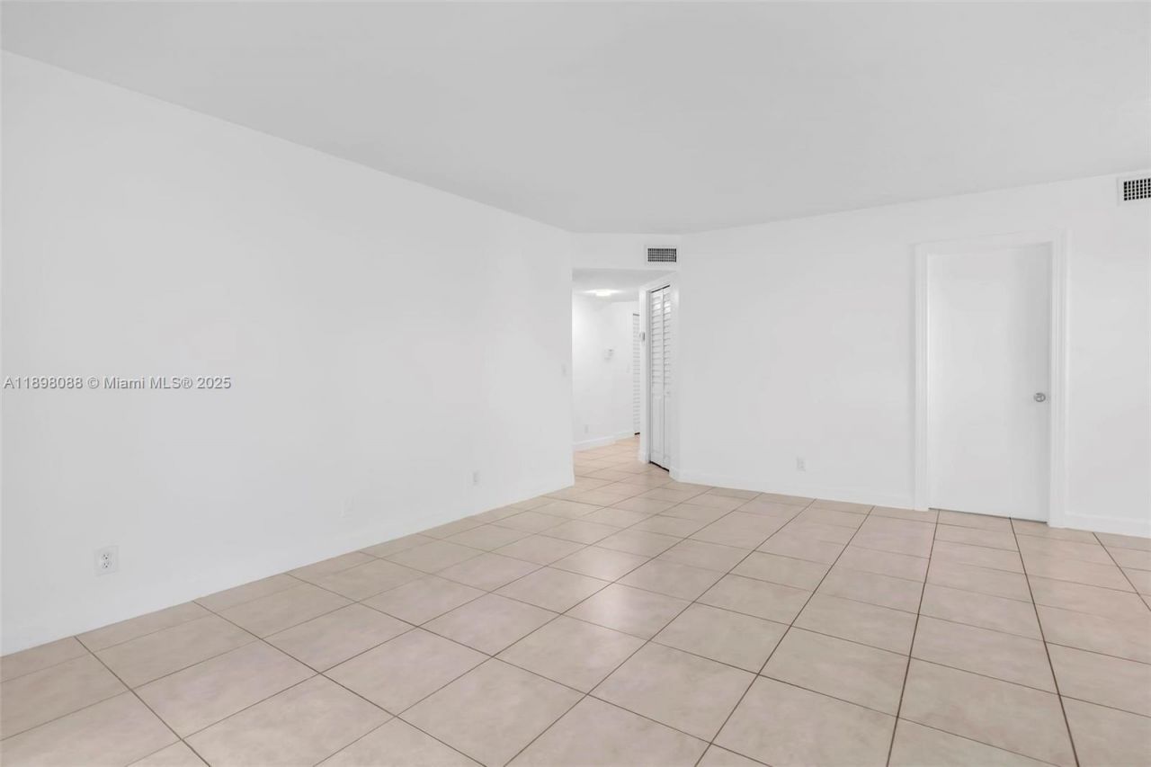 8002 Lagos De Campo Blvd, Unit B-101, Tamarac, FL 33321 Photo