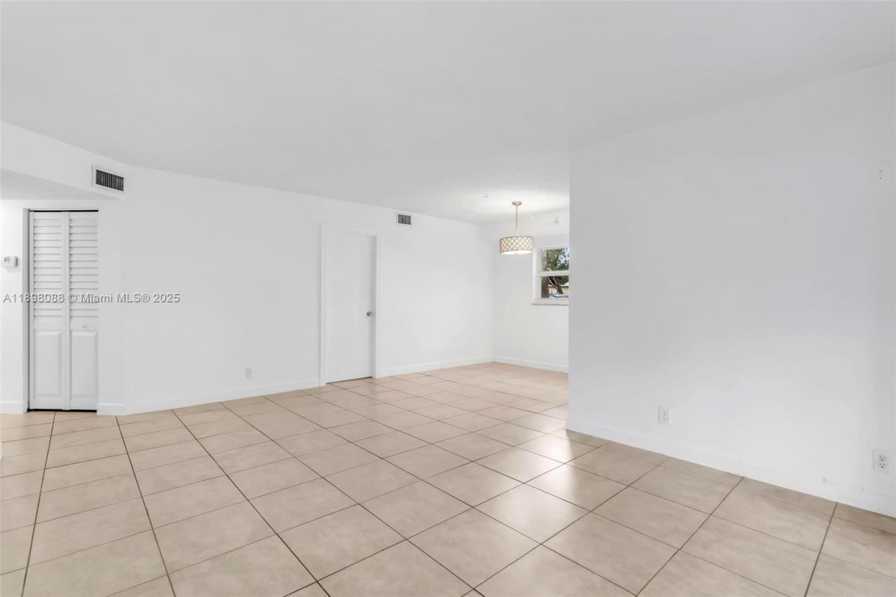 8002 Lagos De Campo Blvd, Unit B-101, Tamarac, FL 33321 Photo
