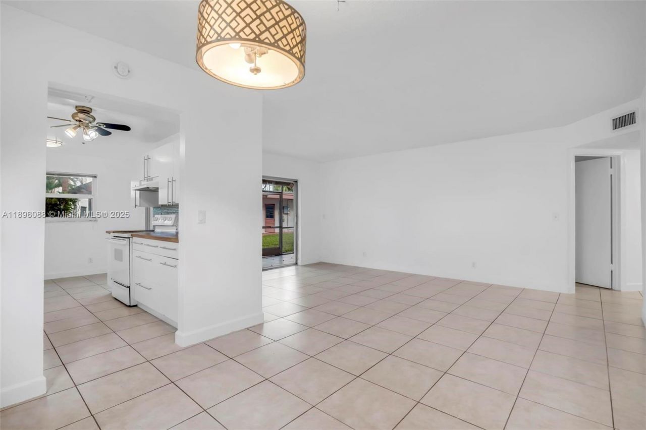 8002 Lagos De Campo Blvd, Unit B-101, Tamarac, FL 33321 Photo