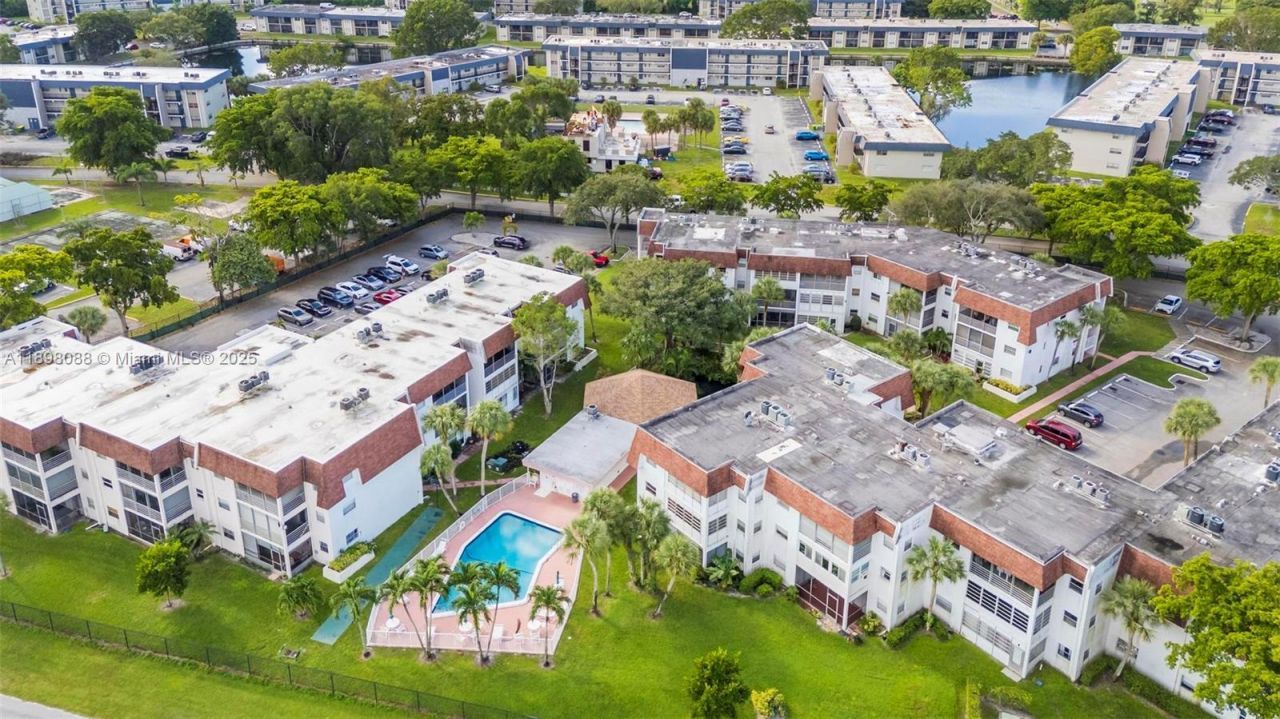 8002 Lagos De Campo Blvd, Unit B-101, Tamarac, FL 33321 Photo