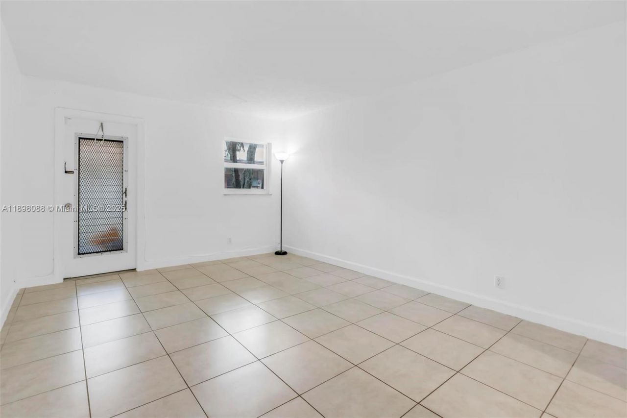 8002 Lagos De Campo Blvd, Unit B-101, Tamarac, FL 33321 Photo