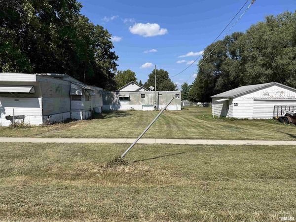 305 N CHAMBERLAIN Street, Roseville, IL 61473