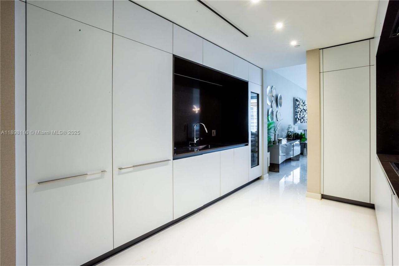 300 Biscayne Boulevard Way, Unit 2203C, Miami, FL 33131 Photo