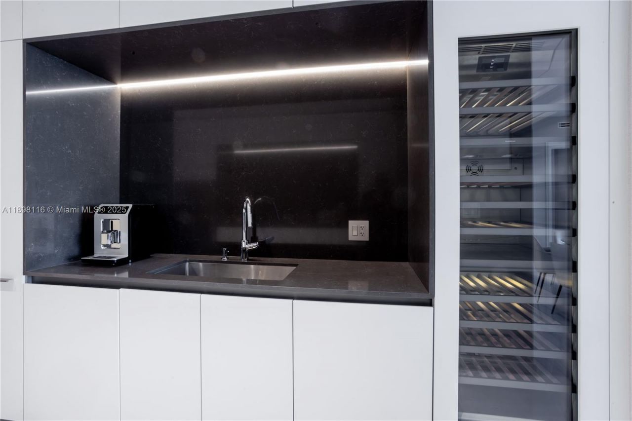 300 Biscayne Boulevard Way, Unit 2203C, Miami, FL 33131 Photo