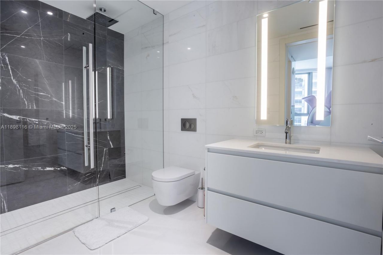 300 Biscayne Boulevard Way, Unit 2203C, Miami, FL 33131 Photo