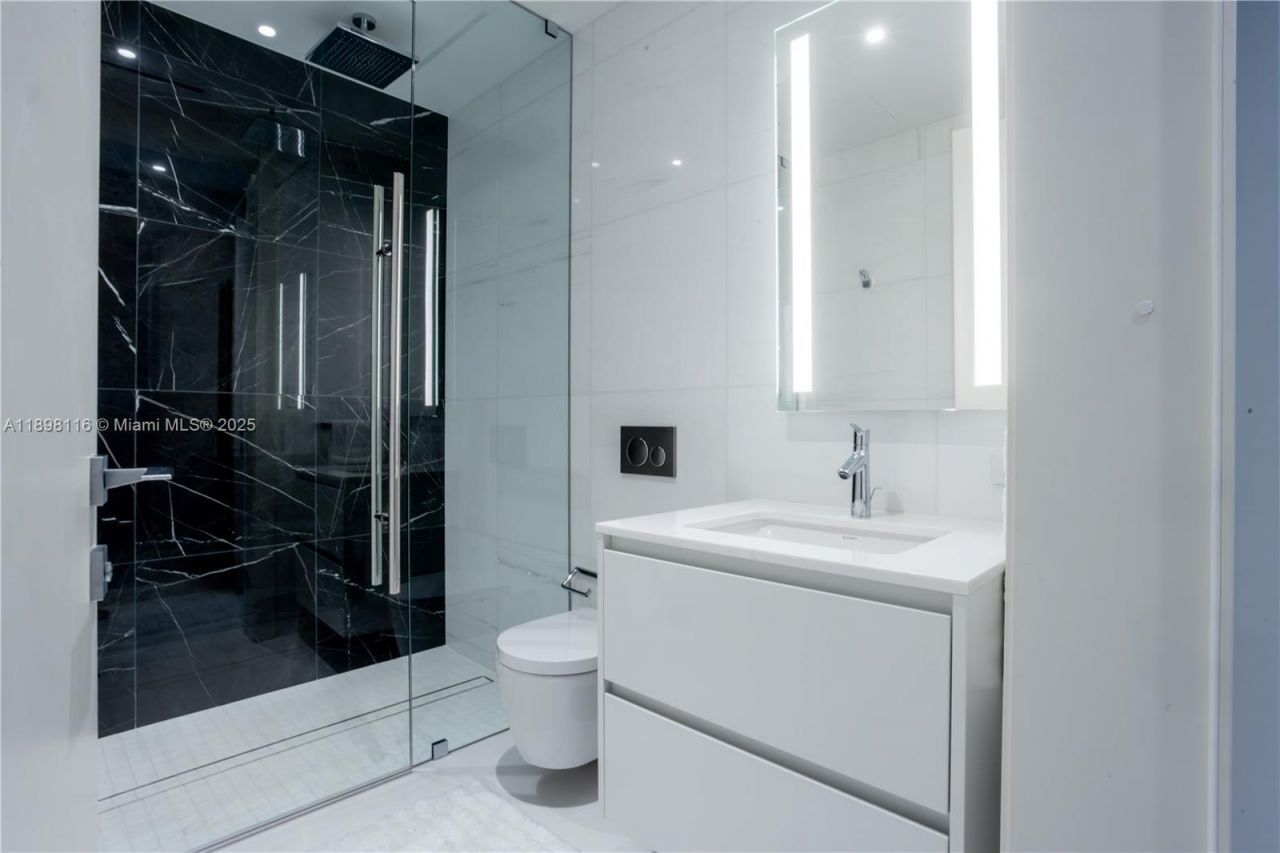 300 Biscayne Boulevard Way, Unit 2203C, Miami, FL 33131 Photo