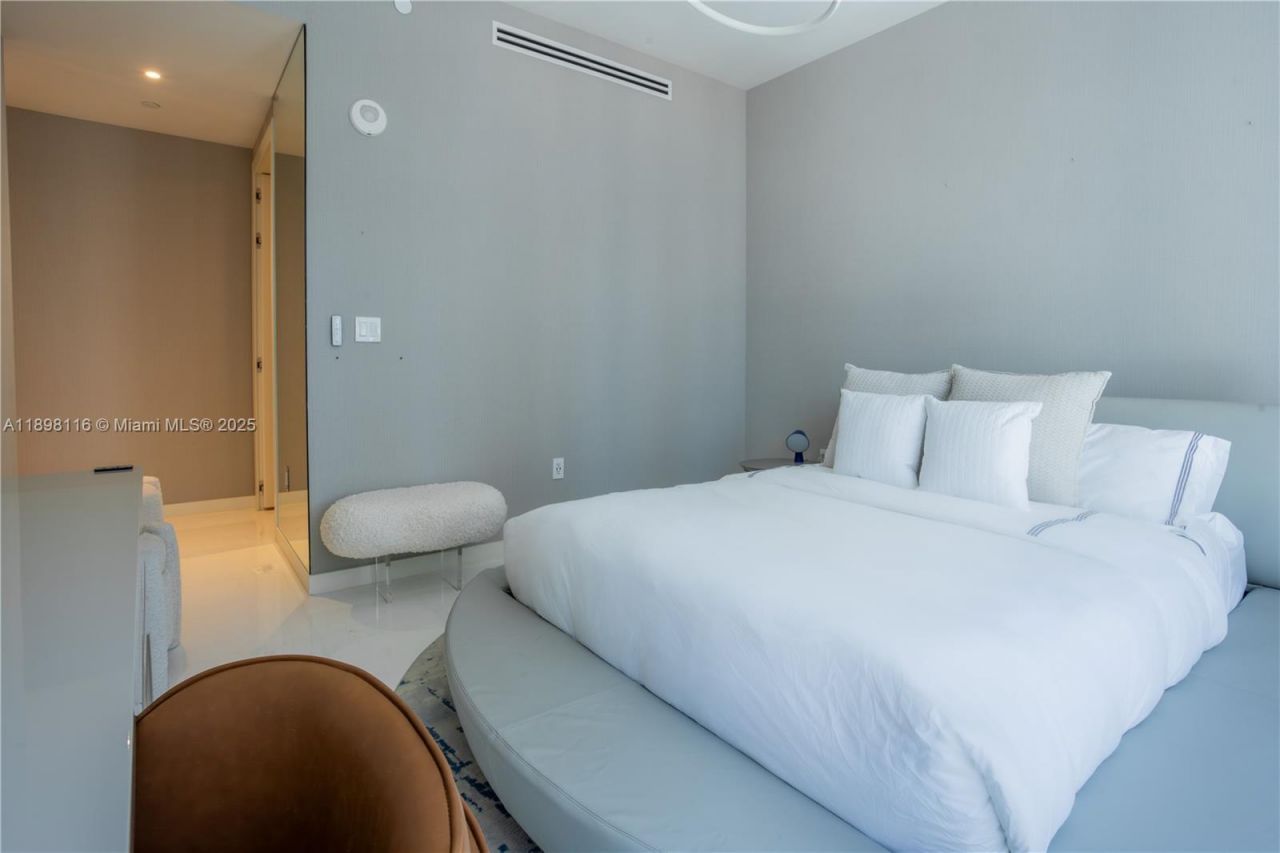 300 Biscayne Boulevard Way, Unit 2203C, Miami, FL 33131 Photo