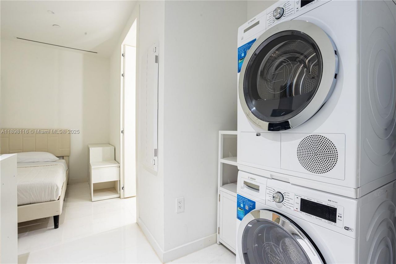 300 Biscayne Boulevard Way, Unit 2203C, Miami, FL 33131 Photo