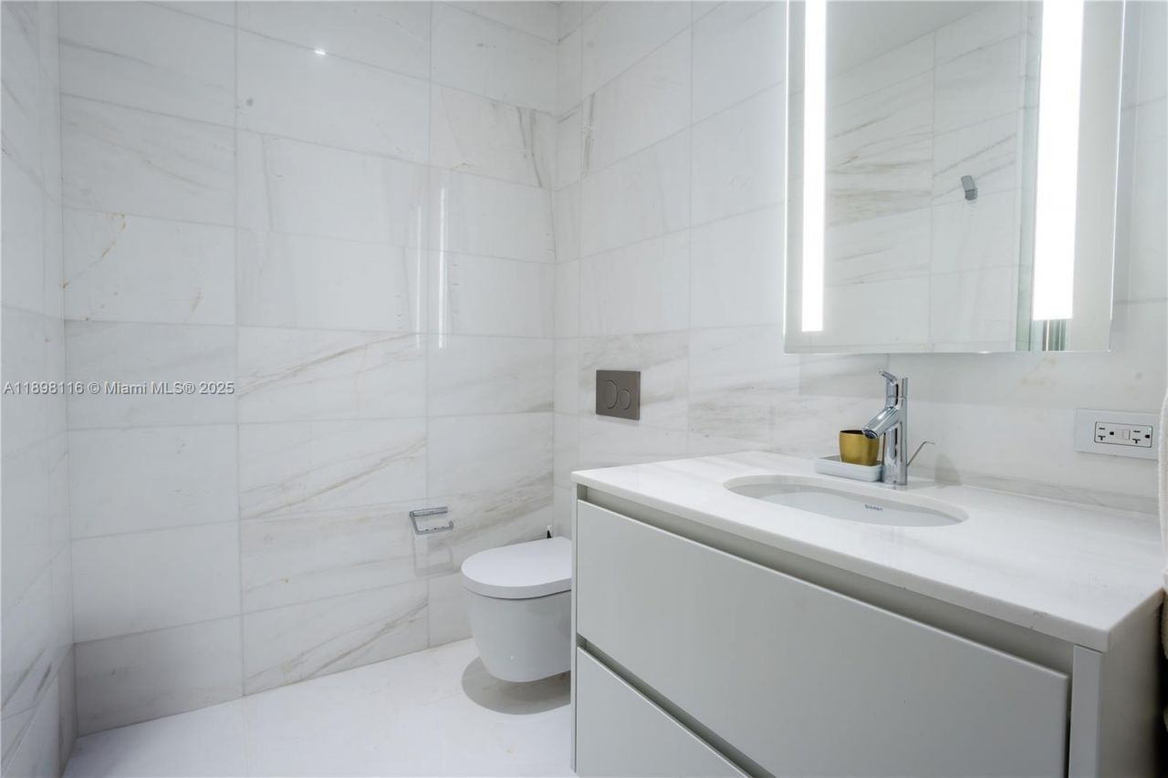 300 Biscayne Boulevard Way, Unit 2203C, Miami, FL 33131 Photo