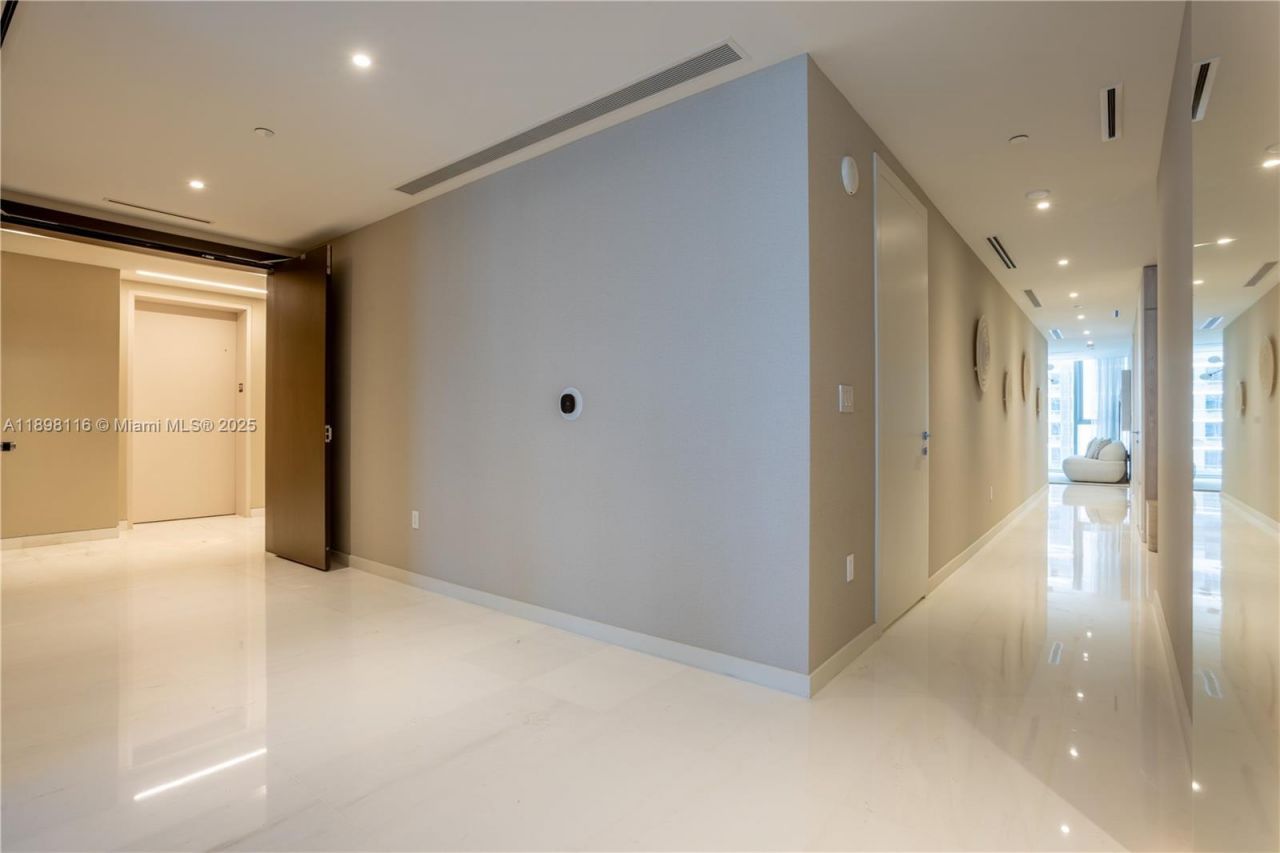 300 Biscayne Boulevard Way, Unit 2203C, Miami, FL 33131 Photo