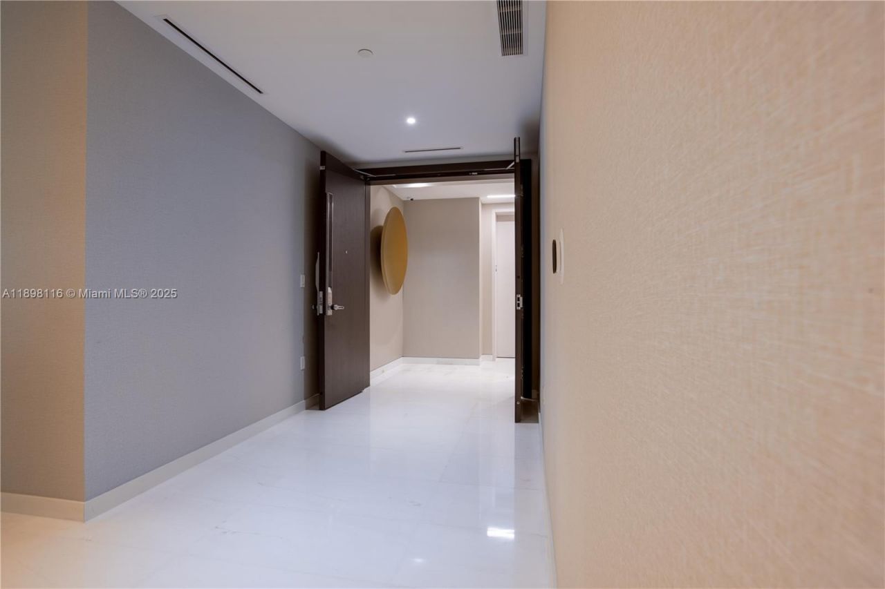 300 Biscayne Boulevard Way, Unit 2203C, Miami, FL 33131 Photo