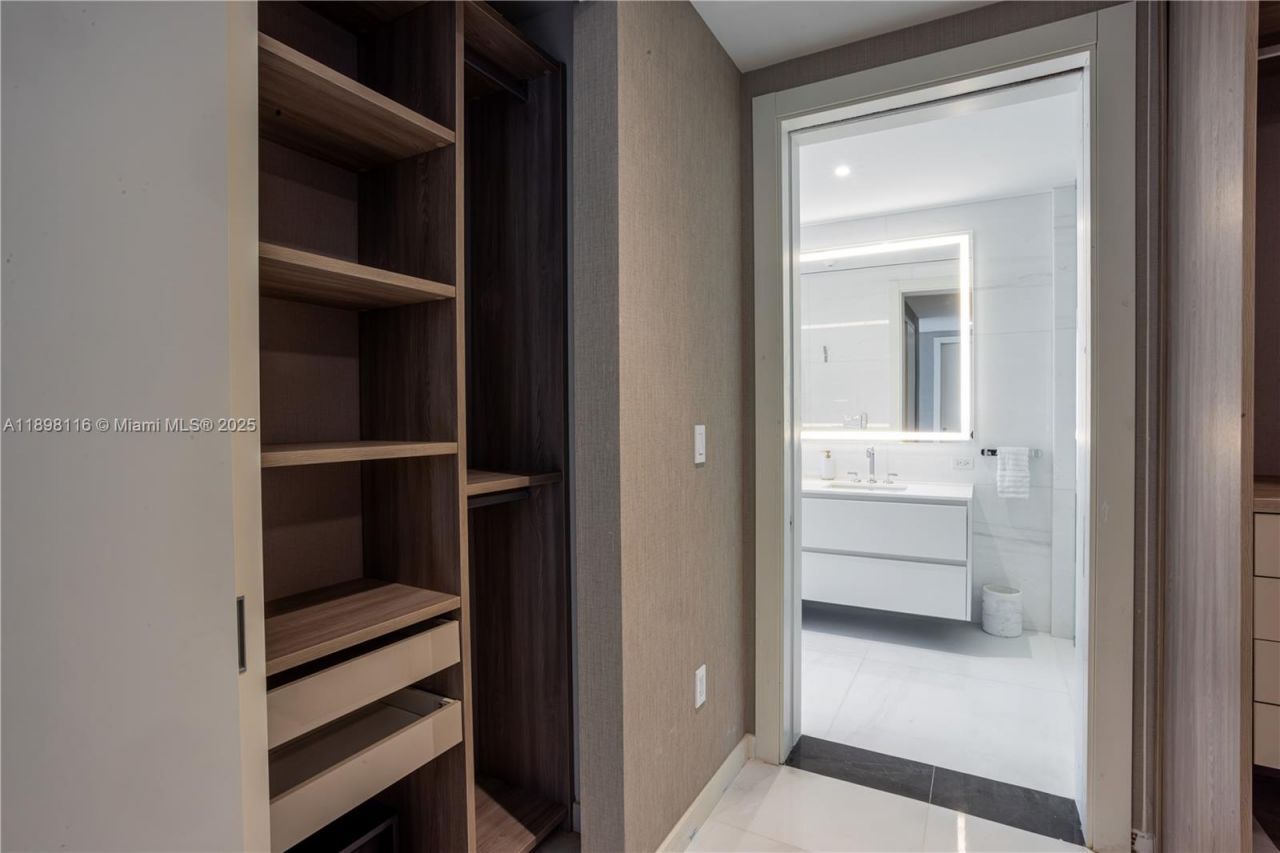 300 Biscayne Boulevard Way, Unit 2203C, Miami, FL 33131 Photo