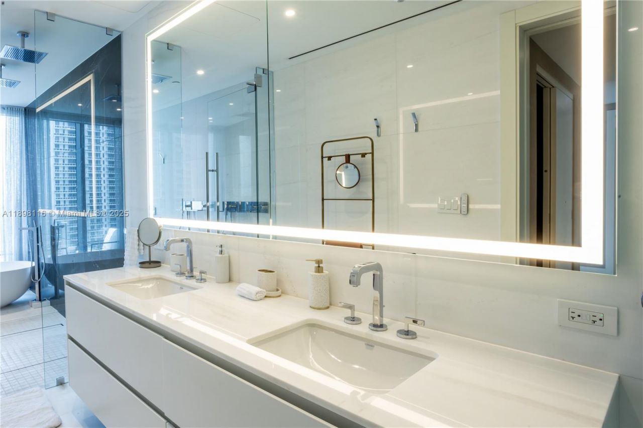 300 Biscayne Boulevard Way, Unit 2203C, Miami, FL 33131 Photo