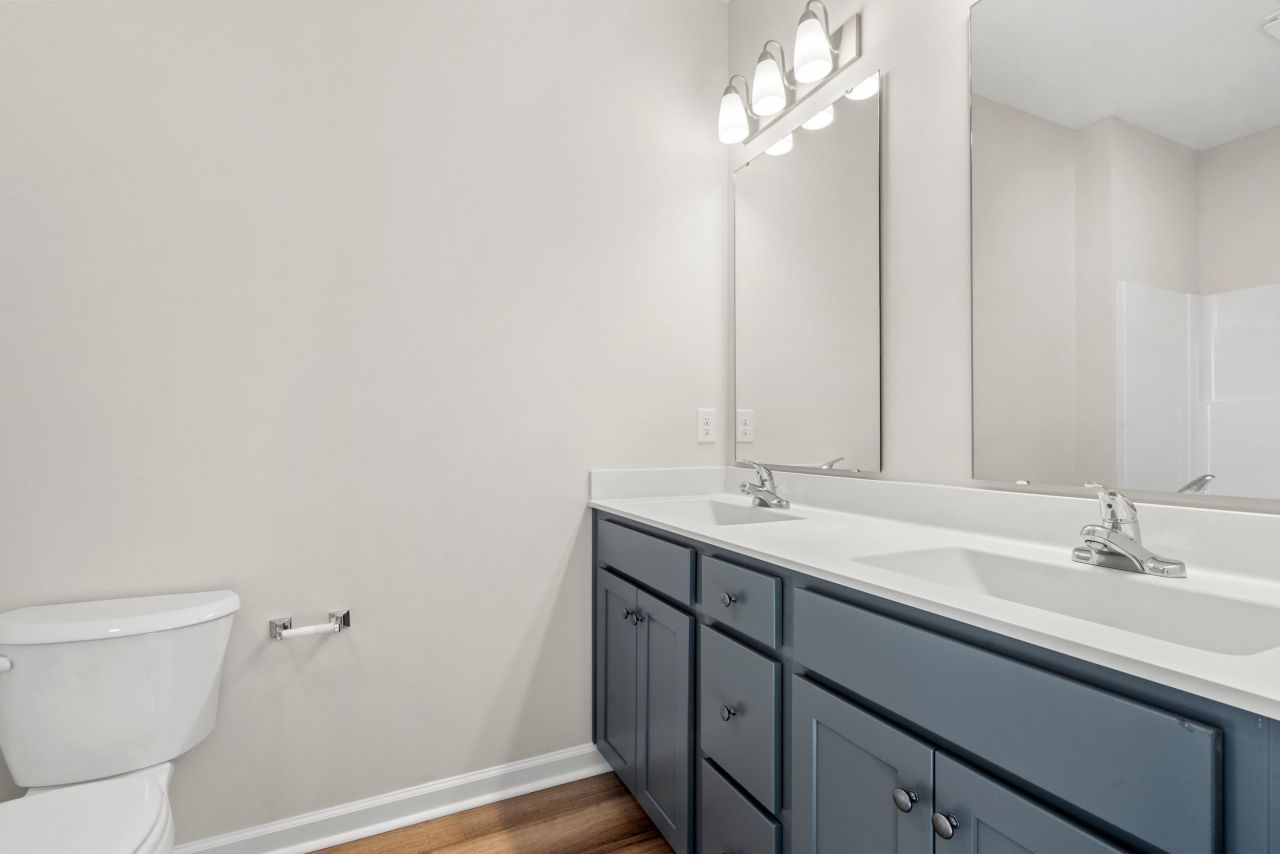 605 Bay St. Photo 11