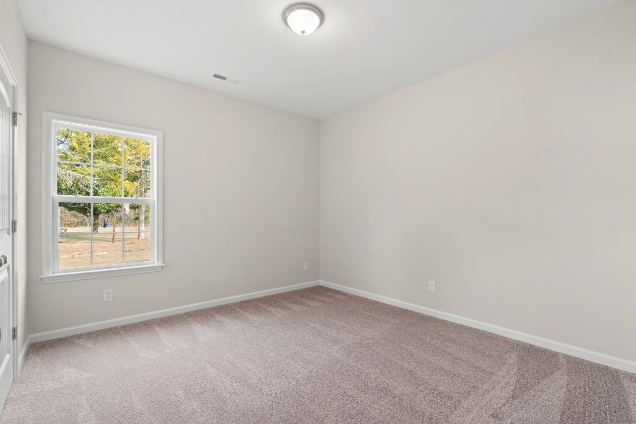 605 Bay St. Photo 12