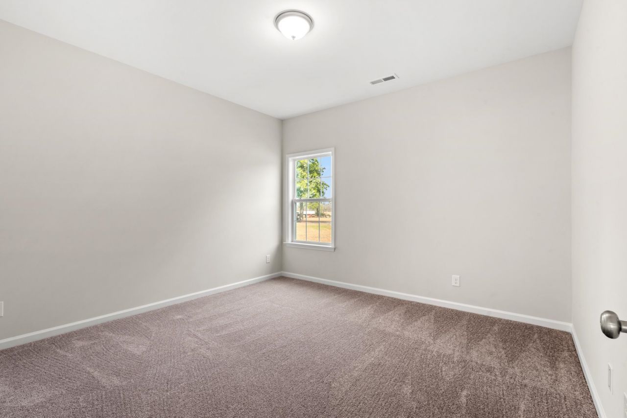 605 Bay St. Photo 15