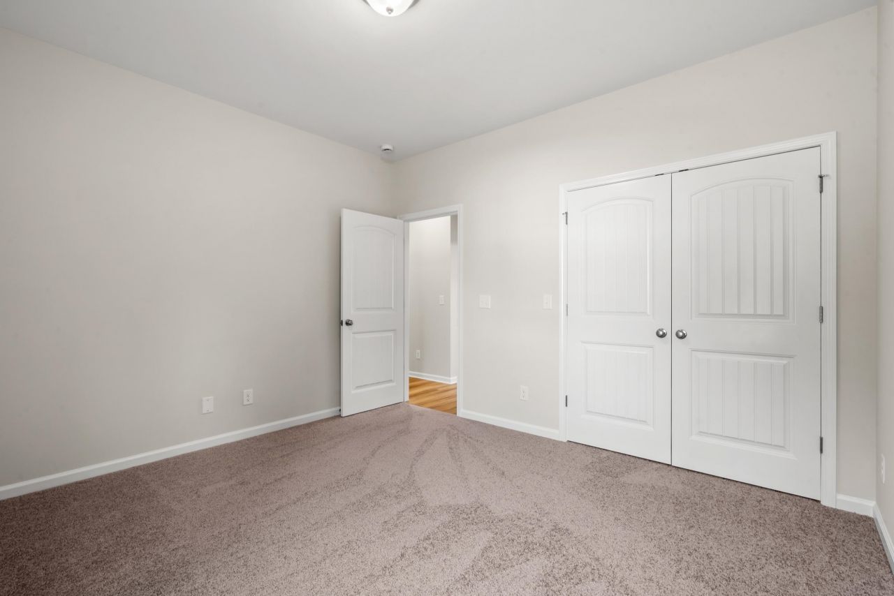 605 Bay St. Photo 16