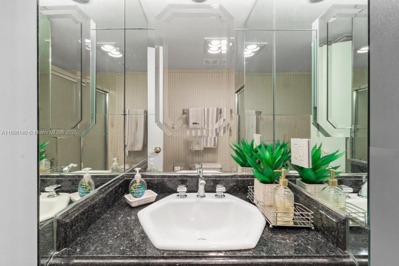 520 Brickell Key Dr, Unit A1616, Miami, FL 33131 Photo