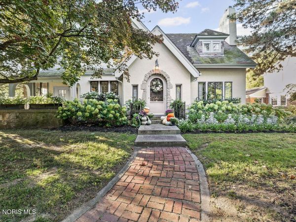 3305 W Bancroft Street, Ottawa Hills, OH 43606