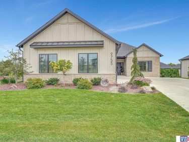 9755 Hillcrest Trail, Lincoln, NE 68520