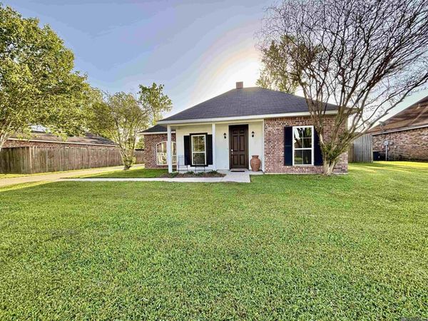 32528 Cedar Ct, Denham Springs, LA 70706