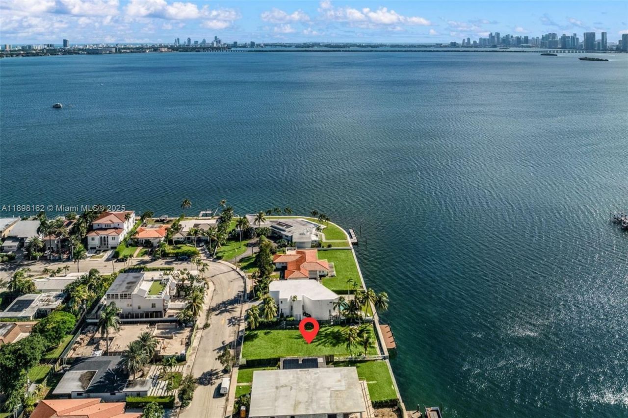 7508 W Treasure Dr, North Bay Village, FL 33141 Photo