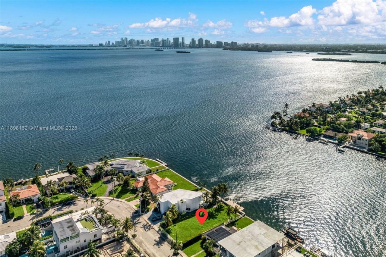 7508 W Treasure Dr, North Bay Village, FL 33141 Photo