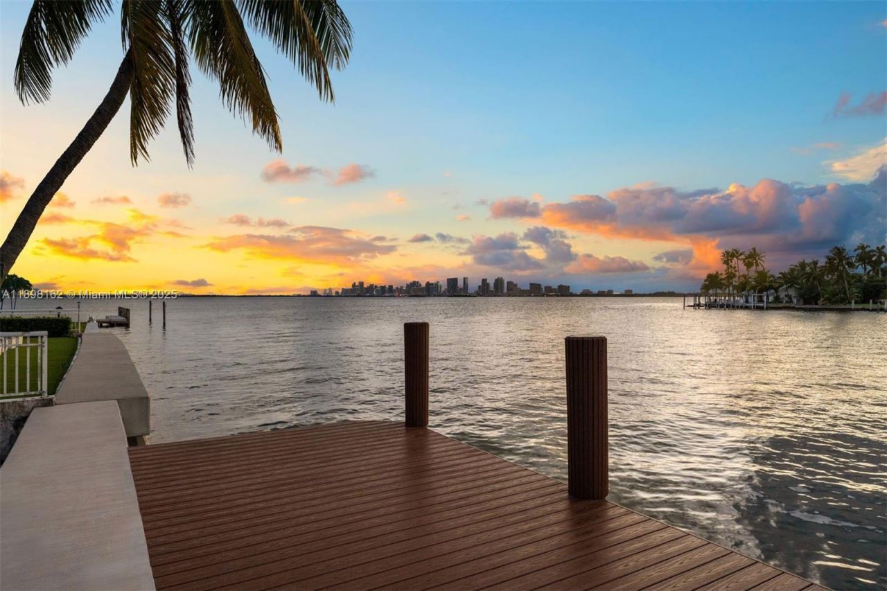 7508 W Treasure Dr, North Bay Village, FL 33141 Photo