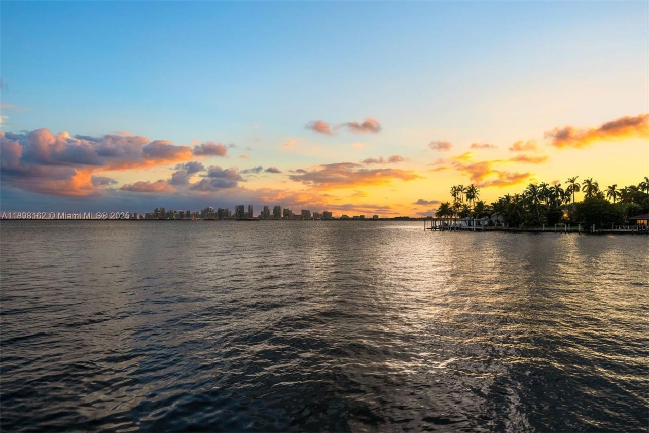 7508 W Treasure Dr, North Bay Village, FL 33141 Photo