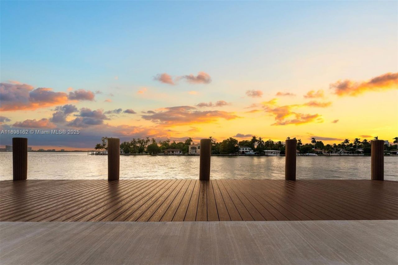 7508 W Treasure Dr, North Bay Village, FL 33141 Photo