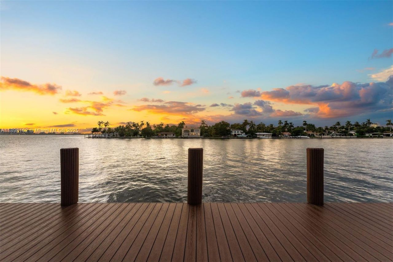 7508 W Treasure Dr, North Bay Village, FL 33141 Photo