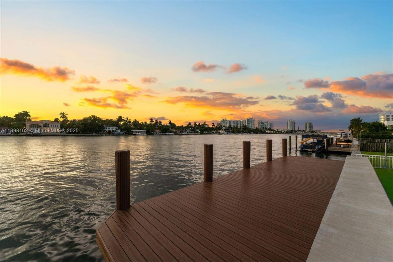 7508 W Treasure Dr, North Bay Village, FL 33141 Photo