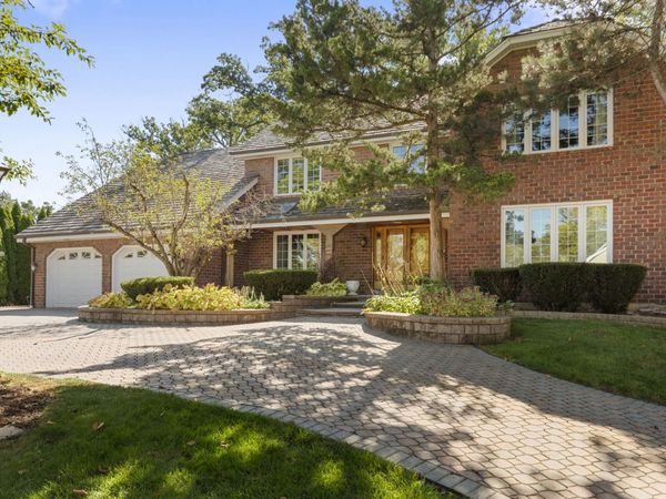 28 Cambridge Drive, Oak Brook, IL 60523