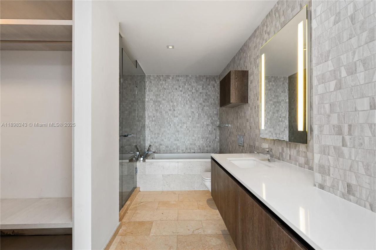 68 SE 6th St, Unit 3906, Miami, FL 33131 Photo