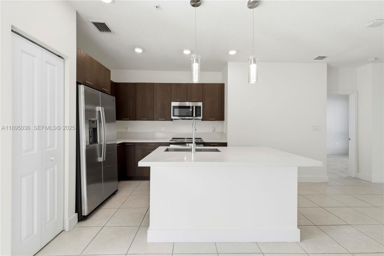 8265 NW 41st St, Unit C-203, Doral, FL 33166 Photo