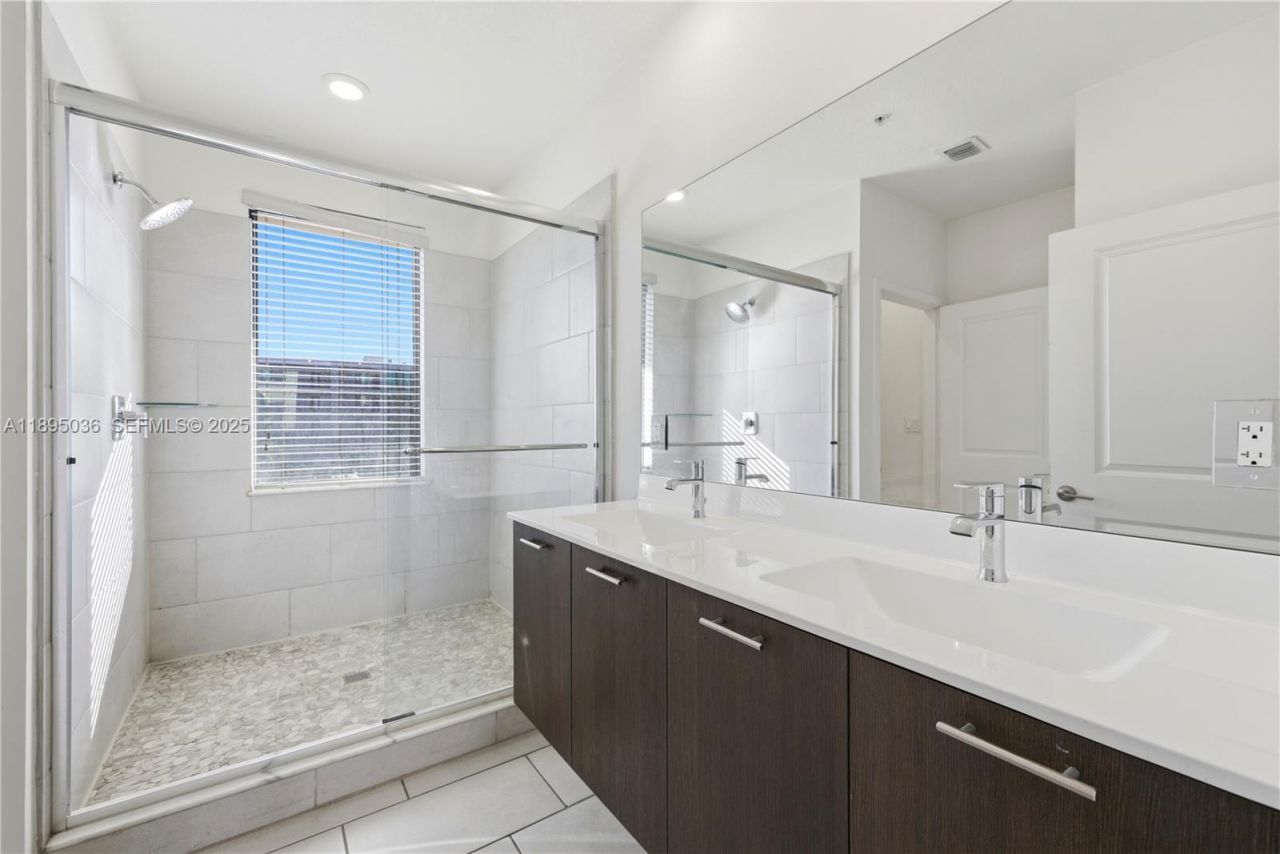 8265 NW 41st St, Unit C-203, Doral, FL 33166 Photo