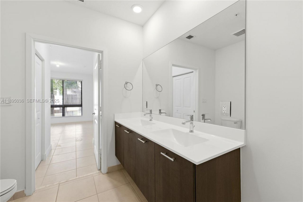 8265 NW 41st St, Unit C-203, Doral, FL 33166 Photo