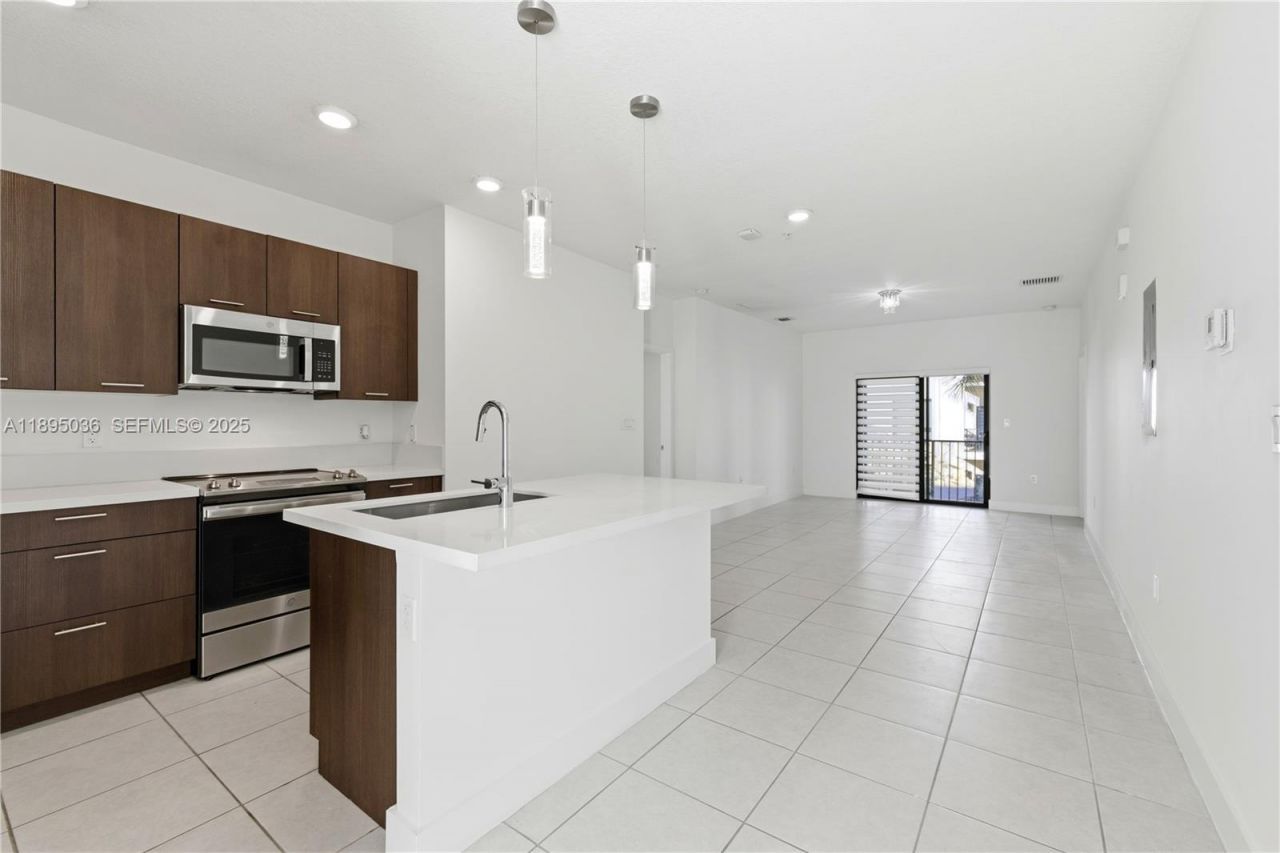 8265 NW 41st St, Unit C-203, Doral, FL 33166 Photo