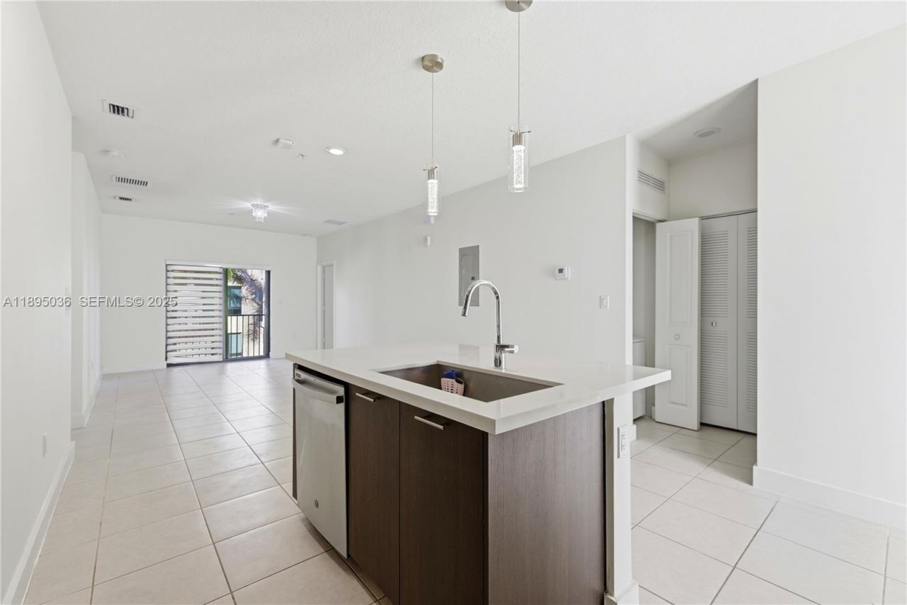 8265 NW 41st St, Unit C-203, Doral, FL 33166 Photo